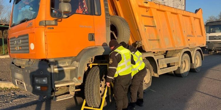 Перевізників на Закарпатті покарали за руйнування доріг перевантаженими фурами (ФОТО)