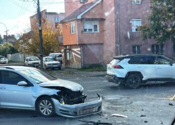 Ранкове зіткнення в Ужгороді: серйозно пошкоджено авто, рух на Закарпатській/Нацгвардії ускладнений –