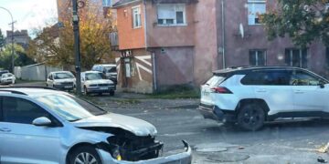 Ранкове зіткнення в Ужгороді: серйозно пошкоджено авто, рух на Закарпатській/Нацгвардії ускладнений –
