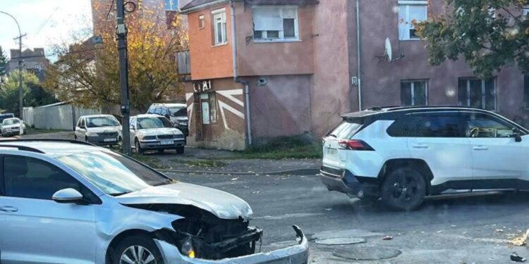 Ранкове зіткнення в Ужгороді: серйозно пошкоджено авто, рух на Закарпатській/Нацгвардії ускладнений –