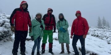 Рятувальники розшукали матір із сином, які заблукали на Говерлі (ФОТО)