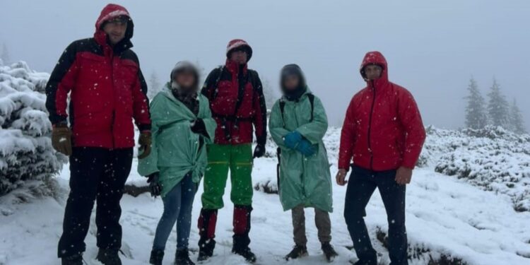 Рятувальники розшукали матір із сином, які заблукали на Говерлі (ФОТО)