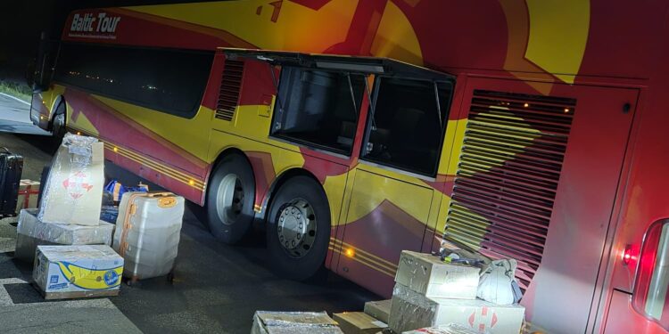 Сигарети у днищі та алкоголь у багажі: деталі успішних операцій словацьких митників на КПП «Вишнє Нємецке — Ужгород» –