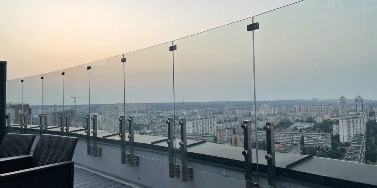 Скляні огорожі – чому це топовий вибір