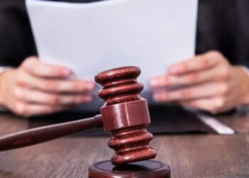 Троє мешканців Мукачева отримали умовні терміни за крадіжку пального з фур
