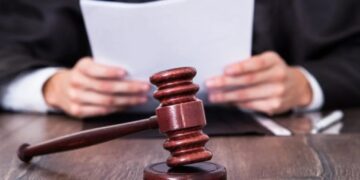 Троє мешканців Мукачева отримали умовні терміни за крадіжку пального з фур