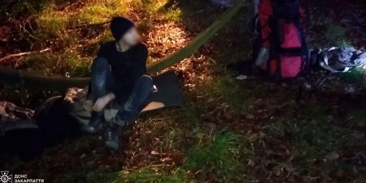 У Карпатах рятувальники допомогли туристу, який заблукав біля гори Ряпецька (ФОТО)