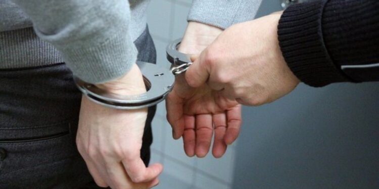 У Мукачеві патрульні затримали чоловіків, які побили та пограбували перехожого (ФОТО)