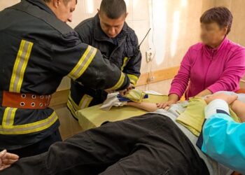 В Іршаві рятувальники звільнили хлопчика, який застряг пальцем у гойдалці (ФОТО)