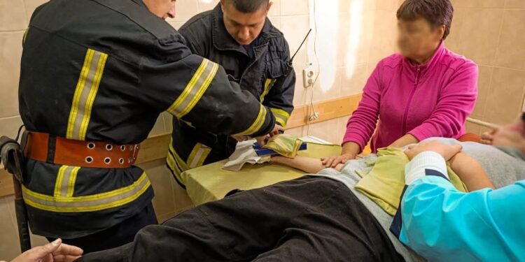 В Іршаві рятувальники звільнили хлопчика, який застряг пальцем у гойдалці (ФОТО)