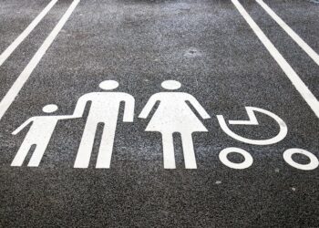 В Україні можуть з’явитися паркомісця для сімей із дітьми до трьох років. Як це діє в інших країнах?