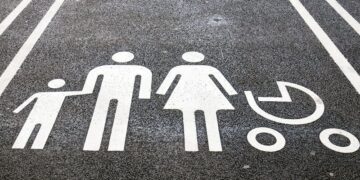 В Україні можуть з’явитися паркомісця для сімей із дітьми до трьох років. Як це діє в інших країнах?