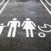 В Україні можуть з’явитися паркомісця для сімей із дітьми до трьох років. Як це діє в інших країнах?