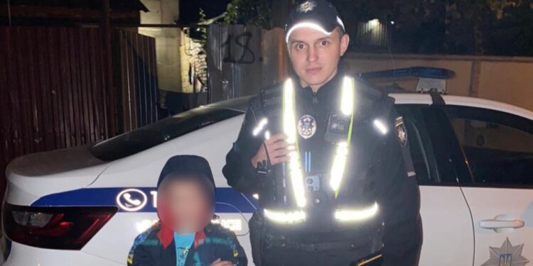 В Ужгороді патрульні повернули додому 8-річного хлопчика, який гуляв без нагляду (ФОТО)