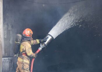 В Ужгороді рятувальники ліквідували масштабну пожежу на СТО (ФОТО)