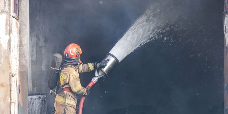 В Ужгороді рятувальники ліквідували масштабну пожежу на СТО (ФОТО)