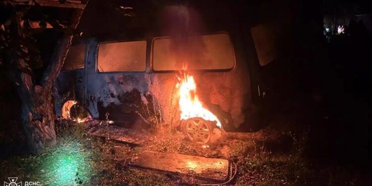 В Ужгороді серед ночі зайнявся мікроавтобус (ФОТО)