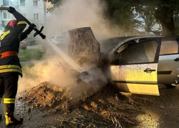 В Ужгороді тракторист допоміг загасити палаюче авто (ФОТО)