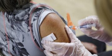 Вакцини проти COVID-19 можуть допомогти боротися з раком. Нові дослідження