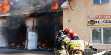 Велика пожежа на СТО в Ужгороді: рятувальники запобігли поширенню вогню на АЗС та житлові будинки (ФОТО) –