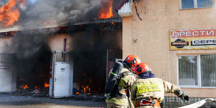 Велика пожежа на СТО в Ужгороді: рятувальники запобігли поширенню вогню на АЗС та житлові будинки (ФОТО) –