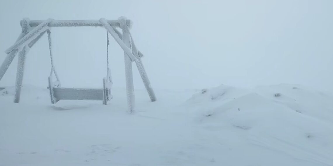 Високогір'я Карпат засипало снігом і вдарив мороз (ФОТО)