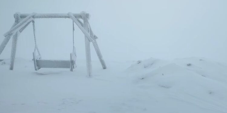 Високогір'я Карпат засипало снігом і вдарив мороз (ФОТО)