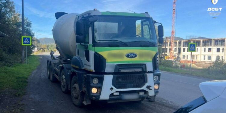 Водій бетонозмішувача на Закарпатті заплатить 17 тис. грн штрафу (ФОТО)