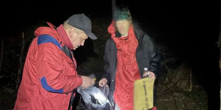 Закарпатті врятували знесиленого чоловіка, який 4 дні блукав горами (ФОТО)
