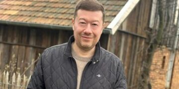 Зняв прапор України з парламенту Чехії: у 2015 році Томіо Окамура був на з’їзді русинів — Суспільне Ужгород