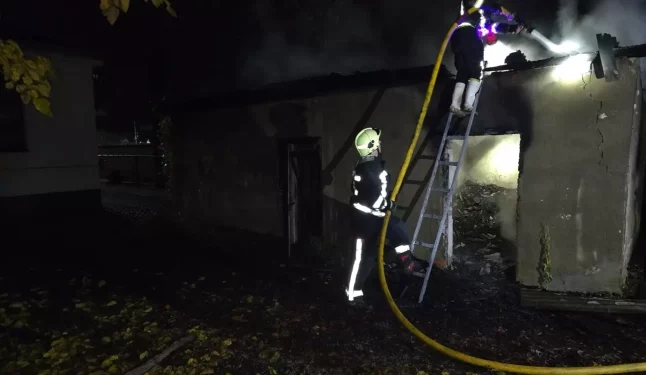 У Виноградові рятувальники гасили пожежу у складському приміщенні — Закарпаття