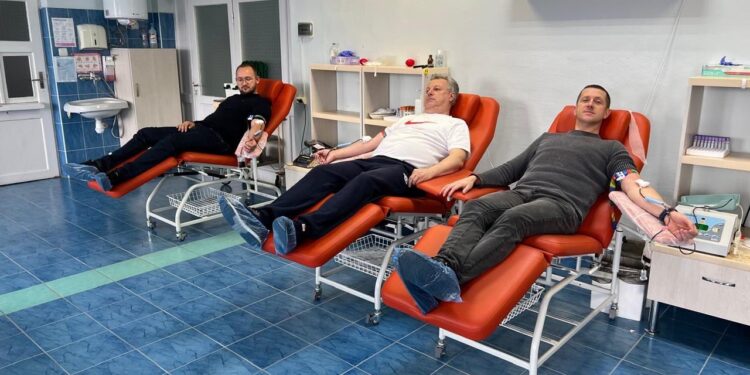 30 літрів життя: закарпатські митники масово здали кров для поранених бійців ЗСУ (ФОТО) –