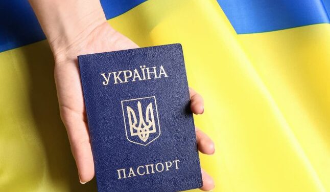 За такі паспорти штрафують: українців закликають перевірити свої документи — Закарпаття