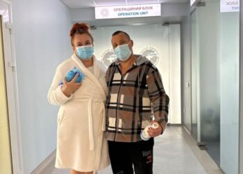 “Будь-якої миті могла його втратити”. Дружина врятувала життя чоловіку, ставши донором печінки