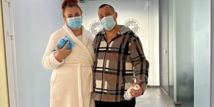 “Будь-якої миті могла його втратити”. Дружина врятувала життя чоловіку, ставши донором печінки