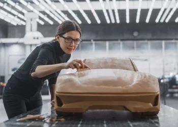 Чому навіть у 2025 році автовиробники все ще ліплять машини з глини – Автоновини