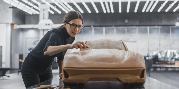 Чому навіть у 2025 році автовиробники все ще ліплять машини з глини – Автоновини