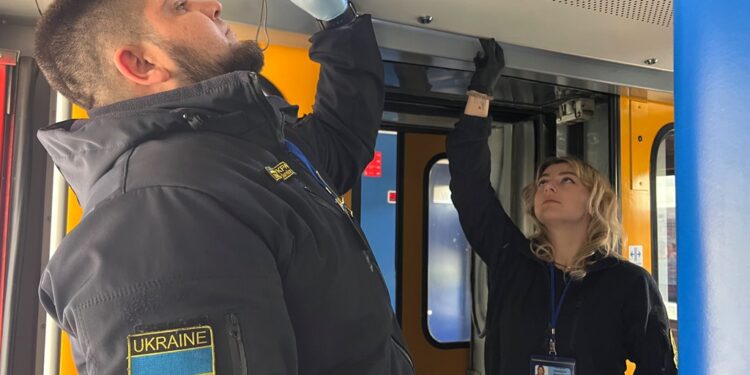 «Чоп-залізничний» працює у посиленому режимі: митники за добу перевіряють близько двох тисяч пасажирів міжнародних потягів (ФОТО) –