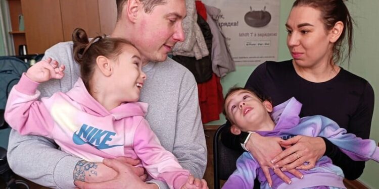 Чотирирічні сестри-близнючки із Чернігівської області отримали слухові апарати від Фонду Ріната Ахметова