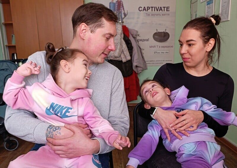 Чотирирічні сестри-близнючки із Чернігівської області отримали слухові апарати від Фонду Ріната Ахметова
