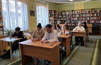 У Хустській бібліотеці писали радіодиктант національної єдності — Суспільне Ужгород