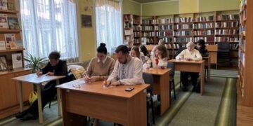 У Хустській бібліотеці писали радіодиктант національної єдності — Суспільне Ужгород