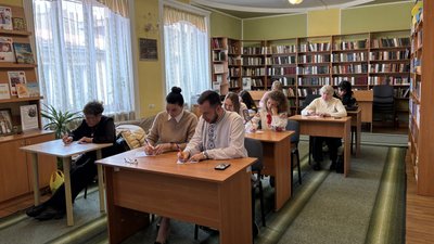 У Хустській бібліотеці писали радіодиктант національної єдності — Суспільне Ужгород