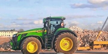 John Deere готує новий потужний трактор 8R: з’явився прототип – Техніка