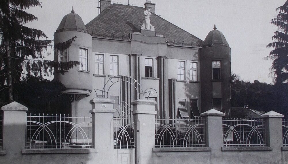 «Дама на будинку Бескида» відновлена – ужгородські фахівці врятували скульптуру від руйнування (ФОТО) –