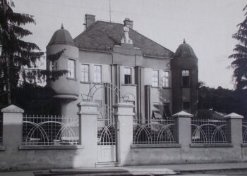 «Дама на будинку Бескида» відновлена – ужгородські фахівці врятували скульптуру від руйнування (ФОТО) –