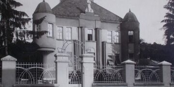 «Дама на будинку Бескида» відновлена – ужгородські фахівці врятували скульптуру від руйнування (ФОТО) –