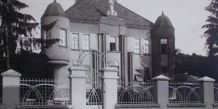 «Дама на будинку Бескида» відновлена – ужгородські фахівці врятували скульптуру від руйнування (ФОТО) –