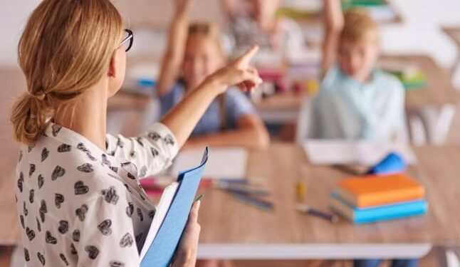 Вчителів поінформували, чи будуть збільшувати для них тижневе навантаження — Закарпаття