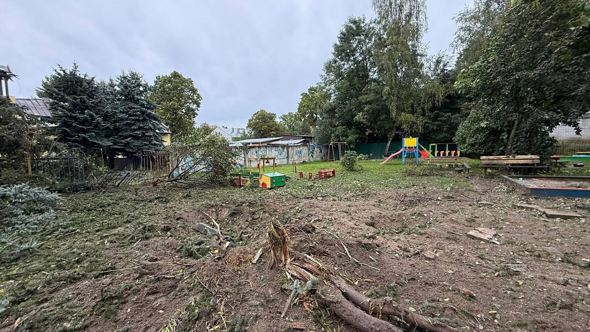 пошкоджена територія садочку № 70 на вул. Максимовича, 2 після обстрілу 5 жовтня – вирва, поламані дерева, пошкоджені елементи дитячого майданчику